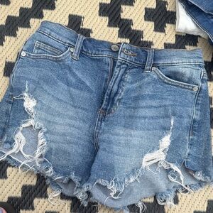Kendall & Kylie Blue Distressed Jean Shorts. Juniors 3/26